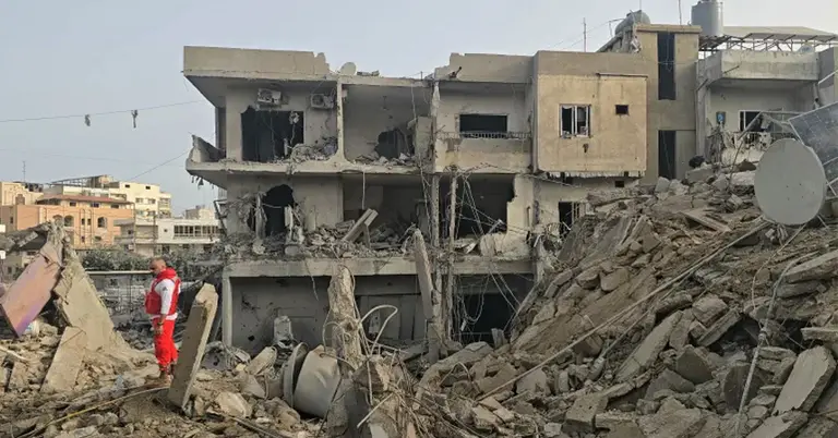 দক্ষিণ লেবাননের মারাকেহ এলাকায় ইসরাইলি হামলার স্থলে ভবনের ধ্বংসাবেশ পরিদর্শন করছেন একজন উদ্ধার কর্মী